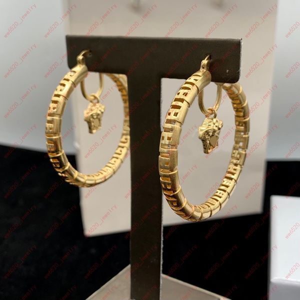 brass material interlock carved portrait earrings, hoop & huggie, designer jewelry for ladies, christmas, valentine's day, gifts, Golden;silver
brass material interlock carved portrait earrings, hoop & huggie, designer jewelry for ladies, christmas, valentine's day, gifts, Golden;silver