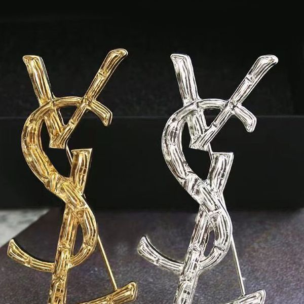Classical Letter Brooches Pins for Women Men European Popular 18K Gold Silver Plated Brand Simple Designer Brooches Wedding Party Jewelry Gift
Classical Letter Brooches Pins for Women Men European Popular 18K Gold Silver Plated Brand Simple Designer Brooches Wedding Party Jewelry Gift