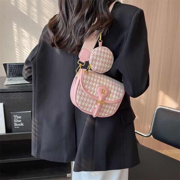 evening bags grid small square bag spring and autumn black white underarm fragrance chain hand bill of ladle shoulder 230828
evening bags grid small square bag spring and autumn black white underarm fragrance chain hand bill of ladle shoulder 230828