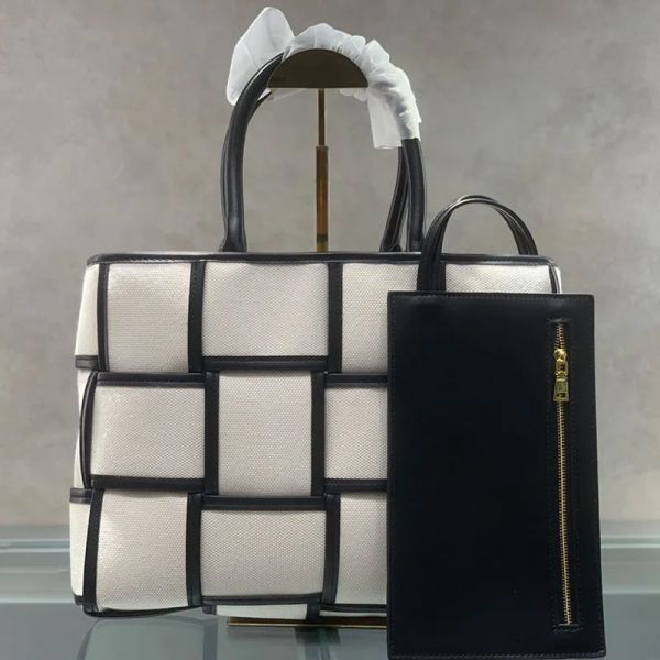 2023 new fashion canvas tote shopping bag weave large handbags 5a quality cowhide leather fashion letters zipper small pocket large capacity
2023 new fashion canvas tote shopping bag weave large handbags 5a quality cowhide leather fashion letters zipper small pocket large capacity