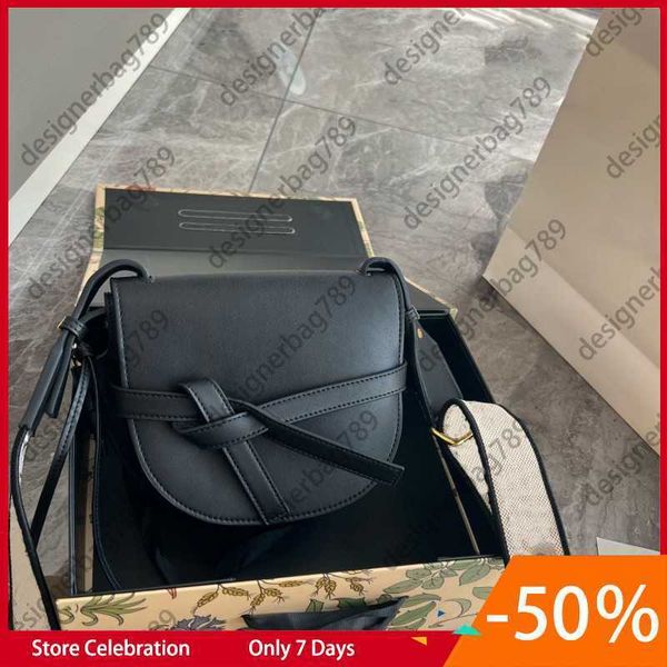 women's designer shoulder luxury handbag solid color british alphabet strap saddle classic retro out street style mini purse crossbody
women's designer shoulder luxury handbag solid color british alphabet strap saddle classic retro out street style mini purse crossbody