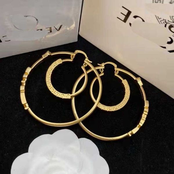 earrings designer versa letter big circle two layer brass material 925 silver needle female, Golden;silver
earrings designer versa letter big circle two layer brass material 925 silver needle female, Golden;silver
