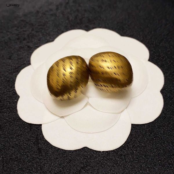 designer women earrings fashion brand stud jewelry full of letter gravure printing ear pendants including box holiday gifts, Golden;silver
designer women earrings fashion brand stud jewelry full of letter gravure printing ear pendants including box holiday gifts, Golden;silver