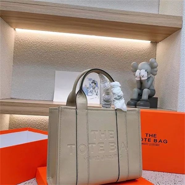 designer 5a the tote bag for woman embossing letter luxury shoulder bags large capacity 26 33 41 cm brown leather handbags women canvas ags
designer 5a the tote bag for woman embossing letter luxury shoulder bags large capacity 26 33 41 cm brown leather handbags women canvas ags