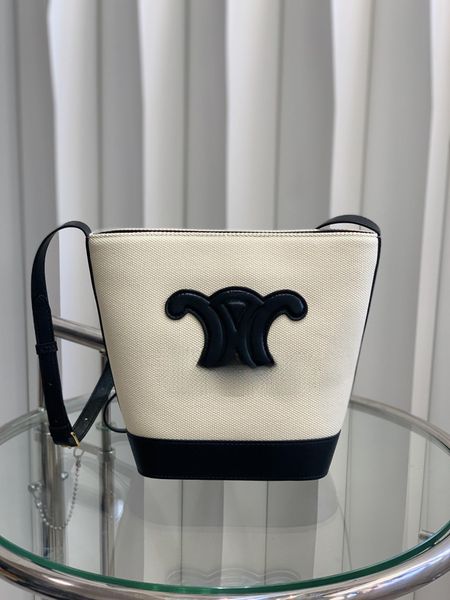 luxury bags shoulder bag bucket bag designer triumphal arch big logo leather classic fashion crossbody bag women's purse shopping bag
luxury bags shoulder bag bucket bag designer triumphal arch big logo leather classic fashion crossbody bag women's purse shopping bag