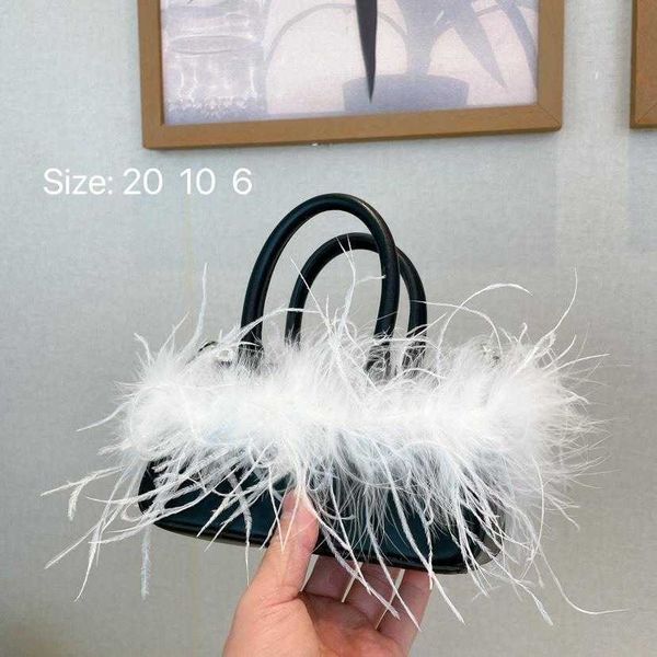 women s 2023 new korean net red ostrich pattern contrast color fur chain small square bag handheld one shoulder crossbody 230830
women s 2023 new korean net red ostrich pattern contrast color fur chain small square bag handheld one shoulder crossbody 230830