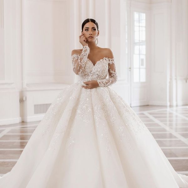 elegant sweetheart-neck long sleeve bride ball gown wedding dress 2023 gorgeous appliques lace chapel train vintage bridal gown, White
elegant sweetheart-neck long sleeve bride ball gown wedding dress 2023 gorgeous appliques lace chapel train vintage bridal gown, White