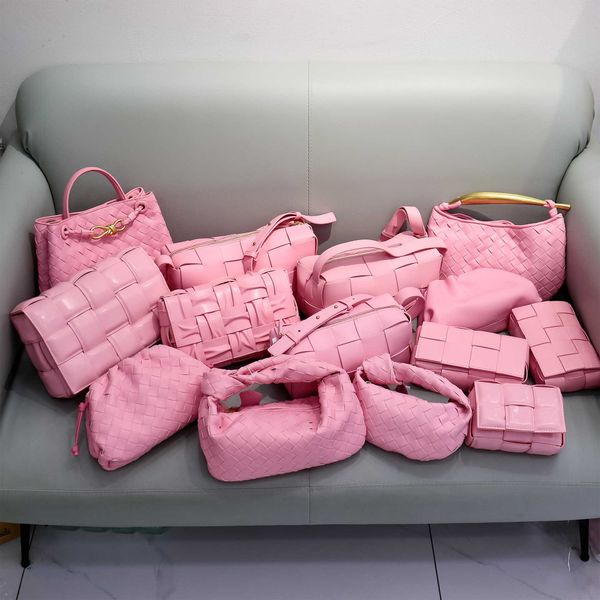 2023 new woven bag ribbon pink multiple styles inline red same style handbag light luxury style one shoulder diagonal straddle bag 230830
2023 new woven bag ribbon pink multiple styles inline red same style handbag light luxury style one shoulder diagonal straddle bag 230830