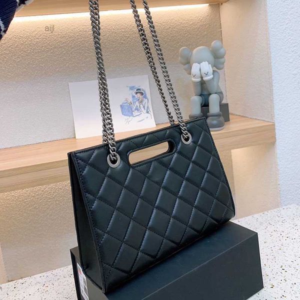 luxury women designer cosmetic bag diamond lattice leather quilted large capacity crossbody handbags classic buckle fashion shoulder purse s
luxury women designer cosmetic bag diamond lattice leather quilted large capacity crossbody handbags classic buckle fashion shoulder purse s