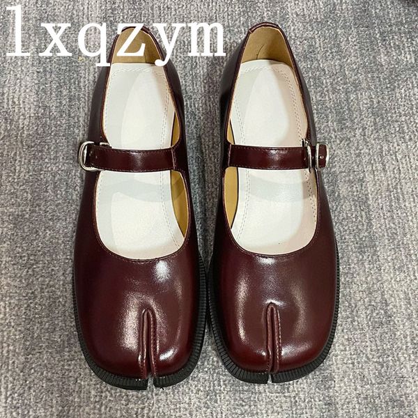 dress shoes women split toe tabi flat heels shoes woman ladies mary jane shoes shallow vintage sandals buckle single real leather shoes 2308, Black
dress shoes women split toe tabi flat heels shoes woman ladies mary jane shoes shallow vintage sandals buckle single real leather shoes 2308, Black