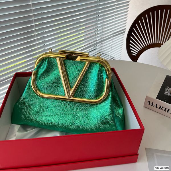 designer shoulder bag luxury handbag designer bag women's fashion skew half v new 2023 season cloud bag solid color metal logo new2
designer shoulder bag luxury handbag designer bag women's fashion skew half v new 2023 season cloud bag solid color metal logo new2