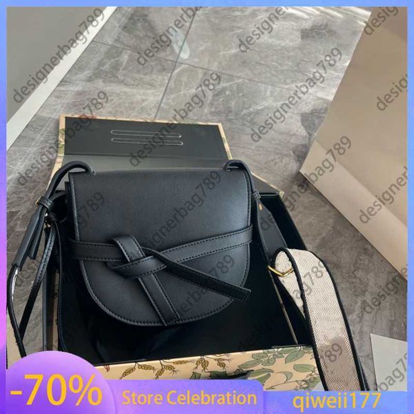 women's designer shoulder luxury handbag solid color british alphabet strap saddle classic retro out street style mini purse crossbody
women's designer shoulder luxury handbag solid color british alphabet strap saddle classic retro out street style mini purse crossbody