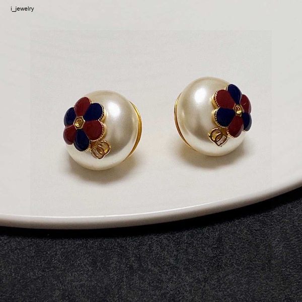 designer women earrings fashion brand stud jewelry white pearl decoration ear pendants including box gift choice, Golden;silver
designer women earrings fashion brand stud jewelry white pearl decoration ear pendants including box gift choice, Golden;silver