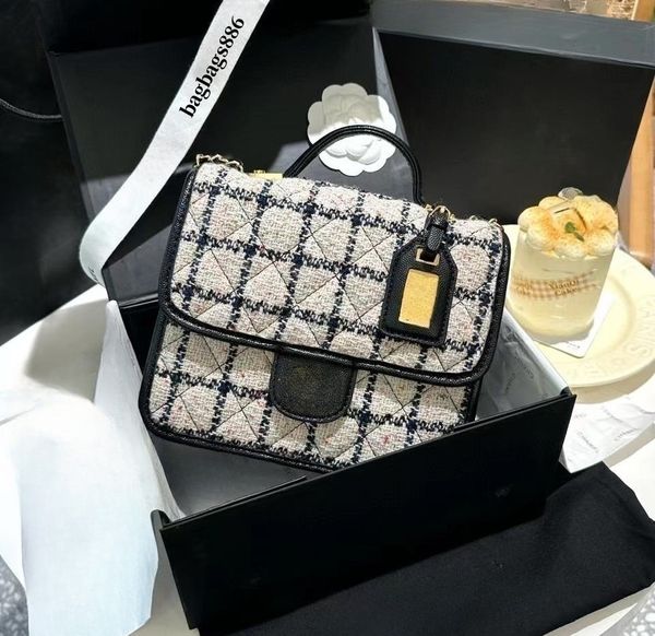 handle flap bag postman bag designer bag 22k tweed crossbody bag 22k nameplate white plaid soft tweed twill handbag women shoulder bag retro
handle flap bag postman bag designer bag 22k tweed crossbody bag 22k nameplate white plaid soft tweed twill handbag women shoulder bag retro