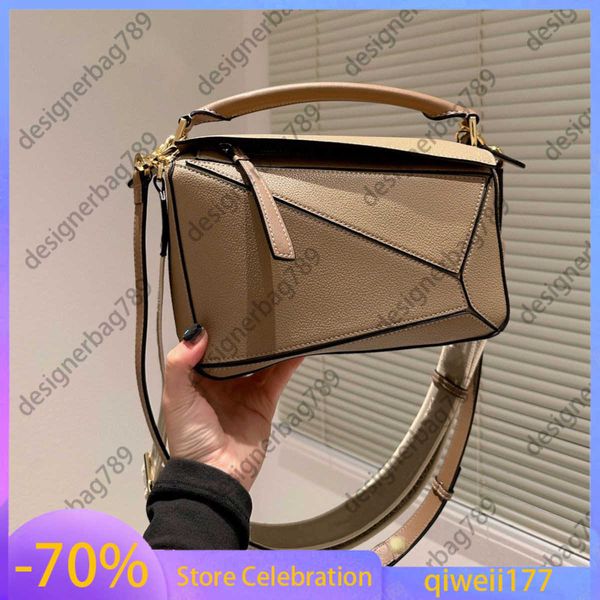 designer puzzles geometry bag lowe brand handbag women's embroidery wide shoulder strap handheld wallet spliced diamond check high capa
designer puzzles geometry bag lowe brand handbag women's embroidery wide shoulder strap handheld wallet spliced diamond check high capa