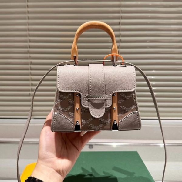 2023 mini saigons shoulder bags designer bag handbag crossbody bag fashion lady purse wood handle print letters leather 5a
2023 mini saigons shoulder bags designer bag handbag crossbody bag fashion lady purse wood handle print letters leather 5a
