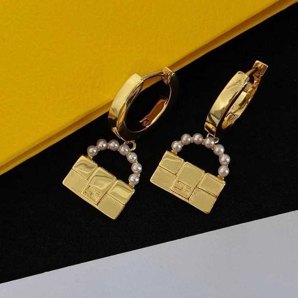 earrings designer f letter pearl bag brass new 925 silver needle fashion versatile, Golden;silver
earrings designer f letter pearl bag brass new 925 silver needle fashion versatile, Golden;silver