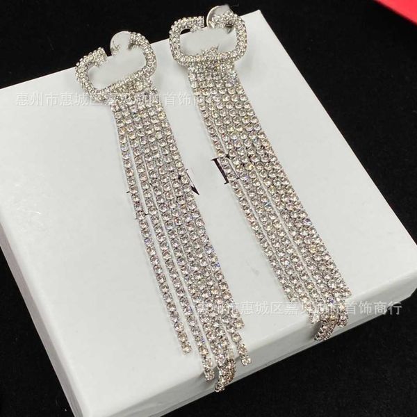 Designer Valentino Earrings Luxury Top Elegant Tassel Design Temperament Brass Material Diamond Embedding Super Sparkling Earstud Accessories romantic Jewelry
Designer Valentino Earrings Luxury Top Elegant Tassel Design Temperament Brass Material Diamond Embedding Super Sparkling Earstud Accessories romantic Jewelry