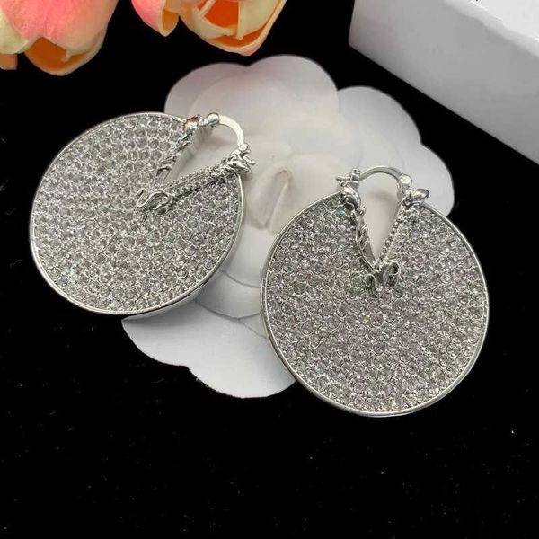 earrings designer versa 2023 new large circle v-letter rhinestone made of brass material and women's, Golden;silver
earrings designer versa 2023 new large circle v-letter rhinestone made of brass material and women's, Golden;silver