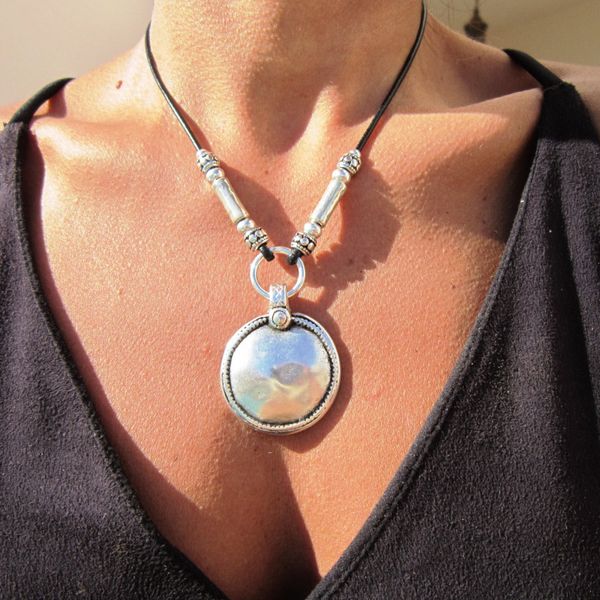 navel bell button rings bohemian style vintage beaded exaggerated disc silver color metal pendant necklaces for women ethnic leather cord je
navel bell button rings bohemian style vintage beaded exaggerated disc silver color metal pendant necklaces for women ethnic leather cord je