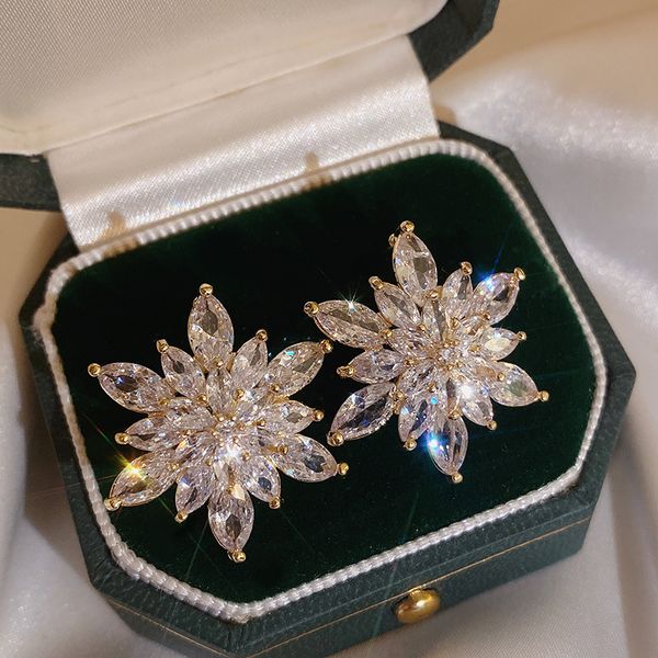charm korea design fashion jewelry luxury zircon flower earrings elegant women shiny wedding party 230829, Golden
charm korea design fashion jewelry luxury zircon flower earrings elegant women shiny wedding party 230829, Golden