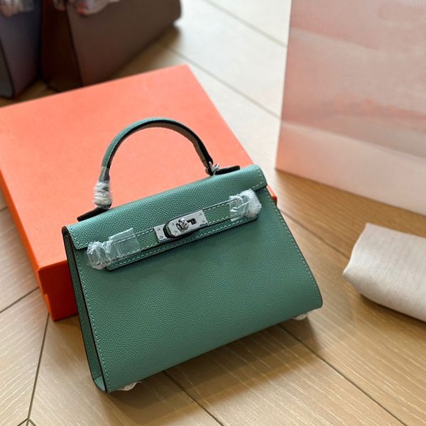 genuine leather handbag crossbody bags silver hardware chain shoulder bags designer interior zipper pocket letter embroidered shoulder strap
genuine leather handbag crossbody bags silver hardware chain shoulder bags designer interior zipper pocket letter embroidered shoulder strap