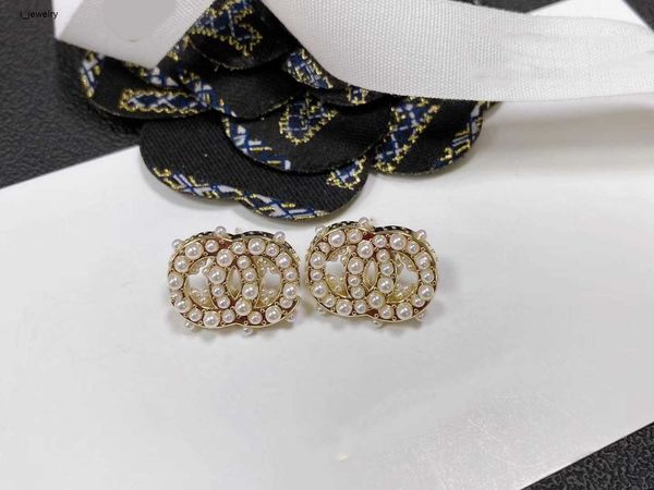 fashion women earrings brand stud jewelry designer ear pendants studded with white pearls including box holiday gifts, Golden;silver
fashion women earrings brand stud jewelry designer ear pendants studded with white pearls including box holiday gifts, Golden;silver