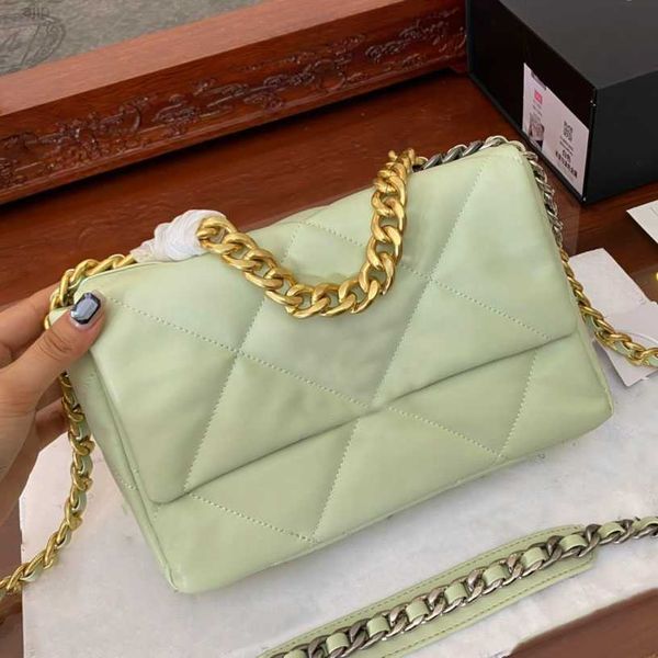 26cm classic womens 19 series flap quilted bags lambskin gold metal hardware chain crossbody shoulder turn lock large capacity pouch designe
26cm classic womens 19 series flap quilted bags lambskin gold metal hardware chain crossbody shoulder turn lock large capacity pouch designe