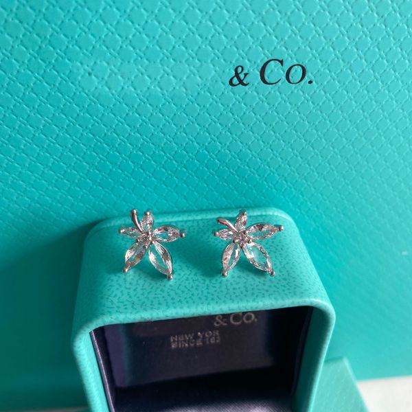 designer earrings luxury earrings maple leaf design jewelry christmas gift jewelry temperament fashion casual style earrings, Golden;silver
designer earrings luxury earrings maple leaf design jewelry christmas gift jewelry temperament fashion casual style earrings, Golden;silver