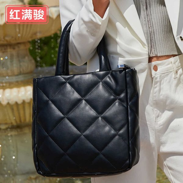 soft leather diamond grid handbag for women with simple car stitching, single shoulder crossbody bag, fashionable cotton clip down tote bag
soft leather diamond grid handbag for women with simple car stitching, single shoulder crossbody bag, fashionable cotton clip down tote bag