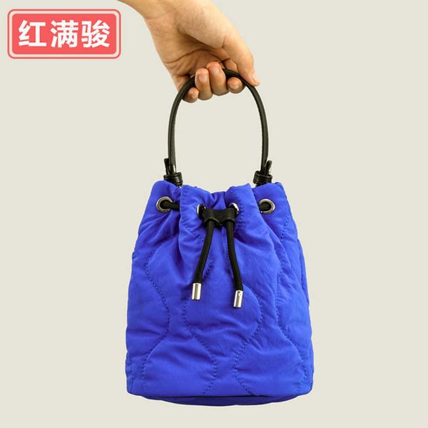 new nylon lingge bucket handbag in autumn and winter women's padded cotton diagonal straddle bag 230831
new nylon lingge bucket handbag in autumn and winter women's padded cotton diagonal straddle bag 230831