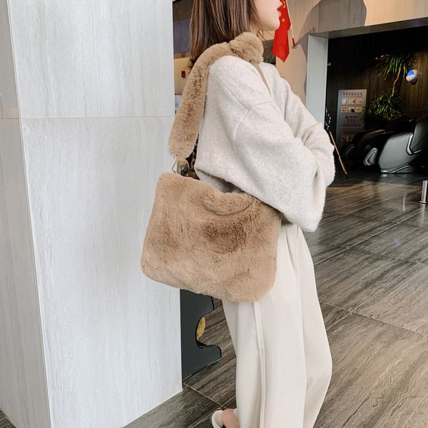 evening bags winter soft warm fur bag designer women s plush shoulder large capacity messenger hobo handbag 230831
evening bags winter soft warm fur bag designer women s plush shoulder large capacity messenger hobo handbag 230831