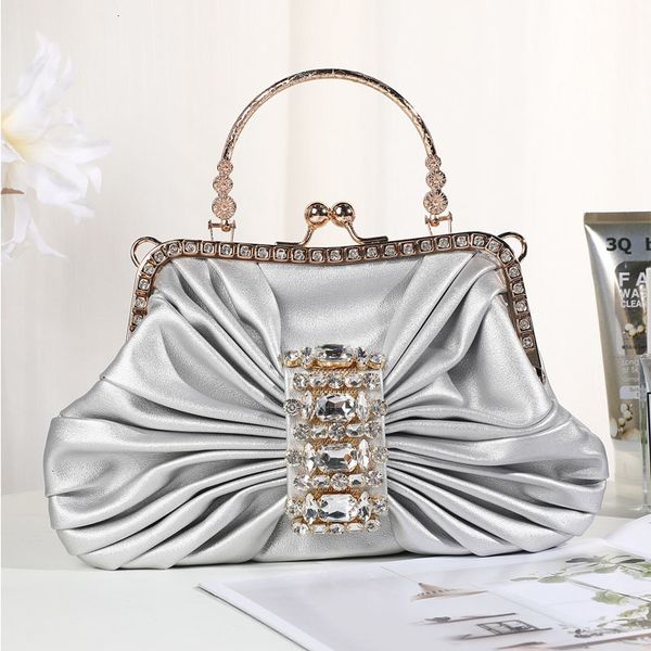 evening bags fashion temperament handbags for women wedding party diamond inlay metal handle handbag clutch ladies shoulder bag 230831
evening bags fashion temperament handbags for women wedding party diamond inlay metal handle handbag clutch ladies shoulder bag 230831