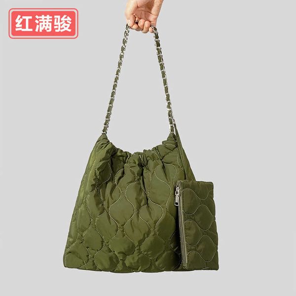 large capacity nylon butot bag women's simple diamond grid filled cotton mother shoulder bag small car sewn handbag 230831
large capacity nylon butot bag women's simple diamond grid filled cotton mother shoulder bag small car sewn handbag 230831