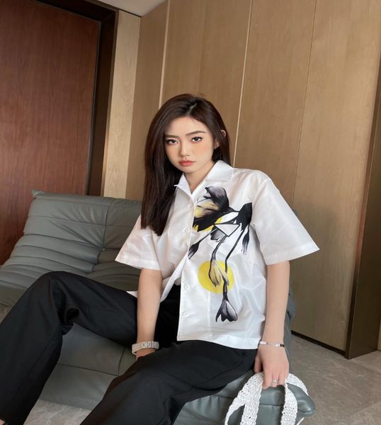 22ss women blouses casual street designer tshirts lapel short sleeves chest pocket heat transfer printing new recycled nylon mate5392242, White
22ss women blouses casual street designer tshirts lapel short sleeves chest pocket heat transfer printing new recycled nylon mate5392242, White