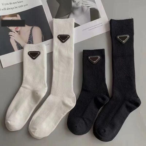 designer womens socks triangle badge black and white high socks calf socks fashion knee socks quality, Black;white
designer womens socks triangle badge black and white high socks calf socks fashion knee socks quality, Black;white