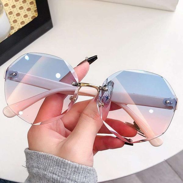 fashionable frameless cut edge sunglasses for women versatile irregular frame street shooting uv proof, White;black
fashionable frameless cut edge sunglasses for women versatile irregular frame street shooting uv proof, White;black