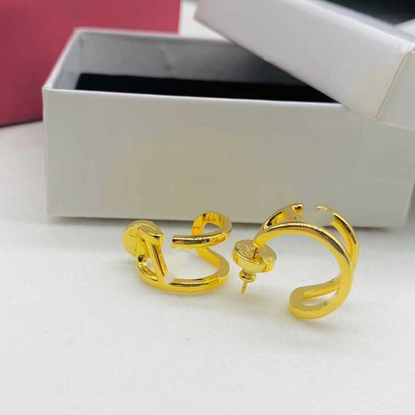 fashion designer valentino summer english letter c-shaped brass material temperament simple and advanced sense daily versatile earrings with, Golden;silver
fashion designer valentino summer english letter c-shaped brass material temperament simple and advanced sense daily versatile earrings with, Golden;silver