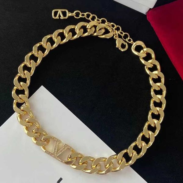fashion designer valentino twisted chain v-shaped rhinestone brass material necklace versatile high grade collar with logo and box, Silver
fashion designer valentino twisted chain v-shaped rhinestone brass material necklace versatile high grade collar with logo and box, Silver