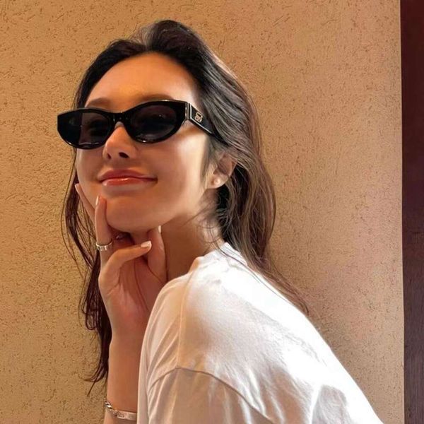 korean version of the sunglasses oval high end feeling street shooting girl female ins glasses fashionable, White;black
korean version of the sunglasses oval high end feeling street shooting girl female ins glasses fashionable, White;black