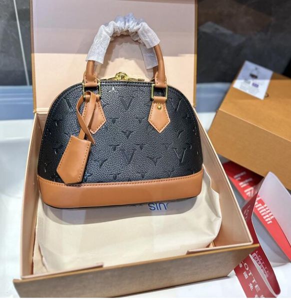 luxery tote bag designer bag letter v small shell bag women fashion leather handbag classic style simple in multiple colors very good1
luxery tote bag designer bag letter v small shell bag women fashion leather handbag classic style simple in multiple colors very good1