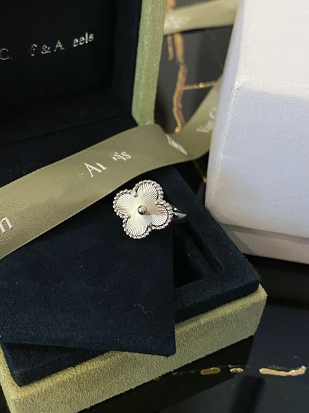 luxury designer's new double sided rotating four leaf grass ring red jade medal&chico carved flower with diamond women's and men&#, Silver
luxury designer's new double sided rotating four leaf grass ring red jade medal&chico carved flower with diamond women's and men&#, Silver