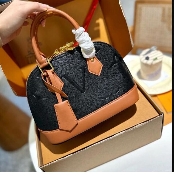 luxery tote bag designer bag letter v small shell bag women fashion leather handbag classic style simple in multiple colors very good
luxery tote bag designer bag letter v small shell bag women fashion leather handbag classic style simple in multiple colors very good