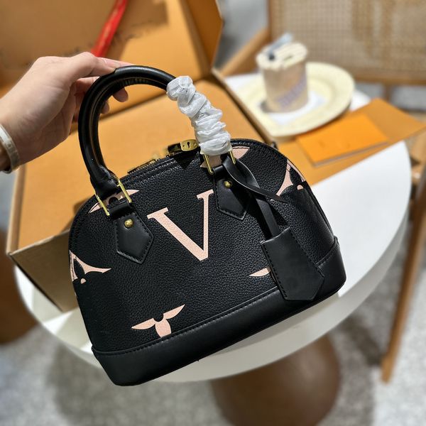 luxery tote bag designer bag letter v small shell bag women fashion leather handbag classic style simple in multiple colors very good
luxery tote bag designer bag letter v small shell bag women fashion leather handbag classic style simple in multiple colors very good