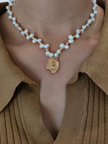 pendant necklaces lacquer queen badge necklace niche design whole body 925 sterling silver plated with 18k gold natural freshwater pearl 230
pendant necklaces lacquer queen badge necklace niche design whole body 925 sterling silver plated with 18k gold natural freshwater pearl 230