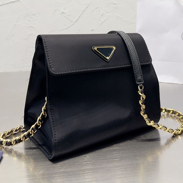 vintage nylon handbag chain shoulder bag parachute cloth crossbody messenger bags fashion letter triangle sign totes zipper closure gold har
vintage nylon handbag chain shoulder bag parachute cloth crossbody messenger bags fashion letter triangle sign totes zipper closure gold har