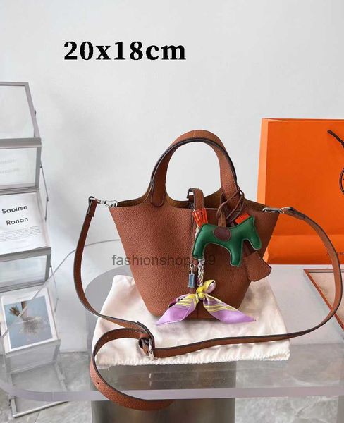 bags shoulder designer crossbody bags pochette handbags fashion bag luxury lock h bucket bag leather totes
bags shoulder designer crossbody bags pochette handbags fashion bag luxury lock h bucket bag leather totes