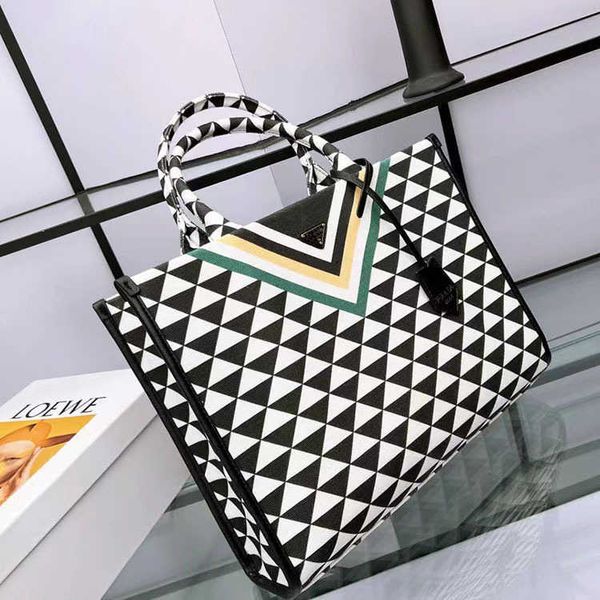 2023 luxury new color contrast tote canvas little popular large capacity shopping handheld crossbody women versatilehigh
2023 luxury new color contrast tote canvas little popular large capacity shopping handheld crossbody women versatilehigh
