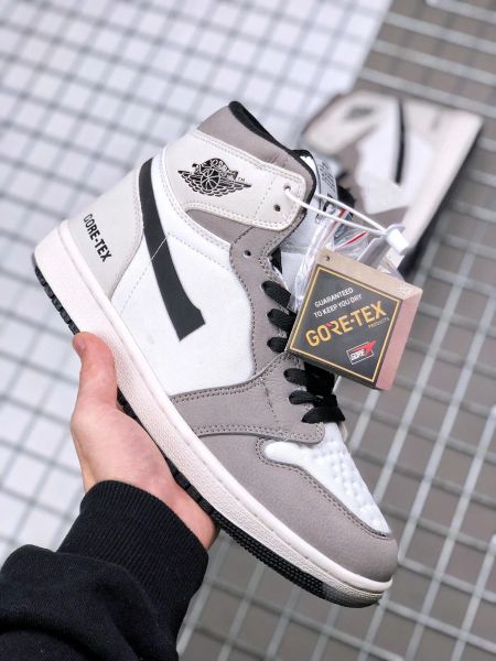 2023 1s basketball shoes jumpman 1 high element gore tex sail light bone-grey-black designer sports sneakers
2023 1s basketball shoes jumpman 1 high element gore tex sail light bone-grey-black designer sports sneakers
