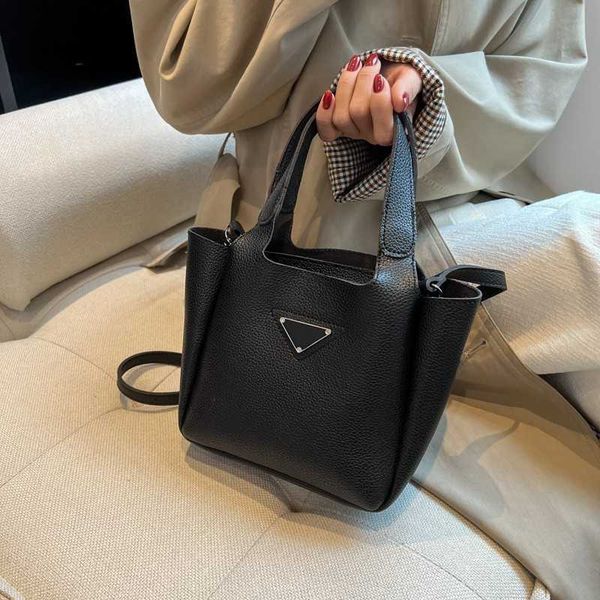 2023 luxury vegetable basket girl summer new texture small commuter simple handheld shoulder baghigh
2023 luxury vegetable basket girl summer new texture small commuter simple handheld shoulder baghigh